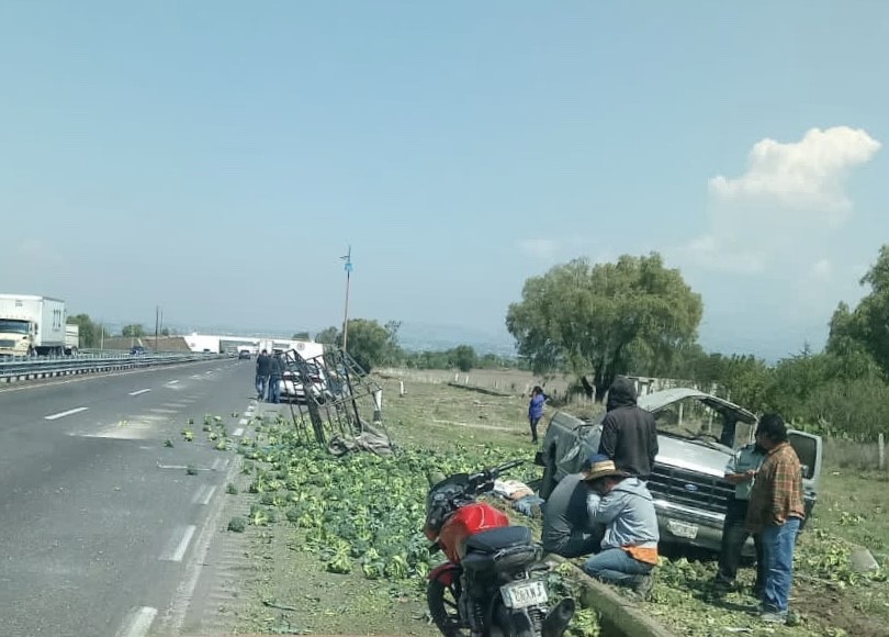 Hombre muere al volcar su camioneta en autopista Puebla-Orizaba