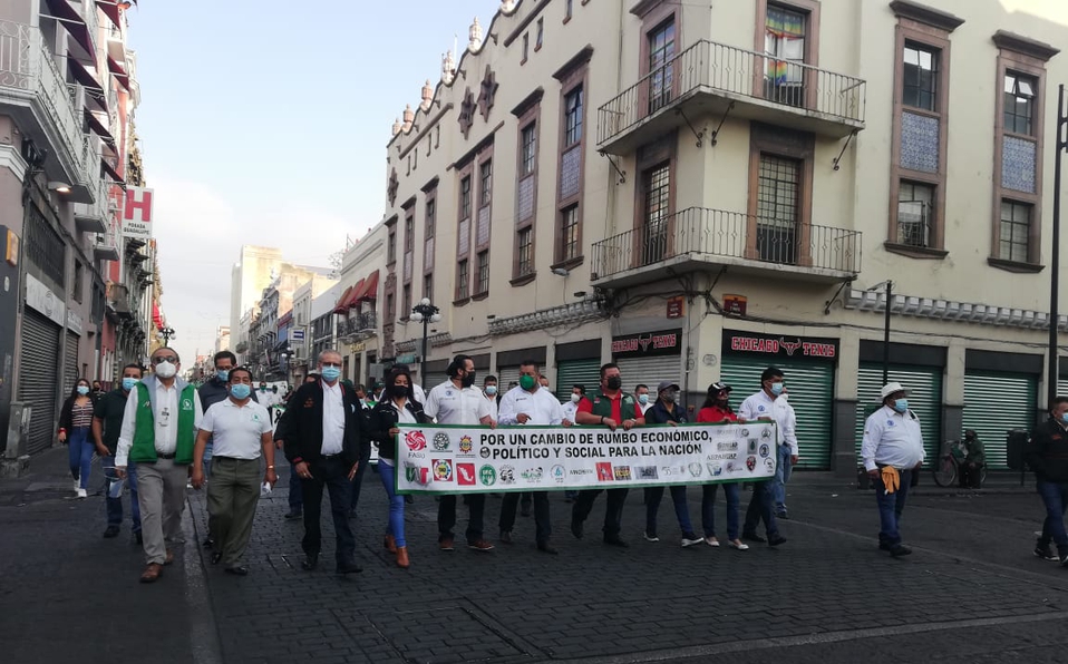 Trabajadores poblanos marchan para exigir respeto a los derechos laborales y mejores condiciones de salud