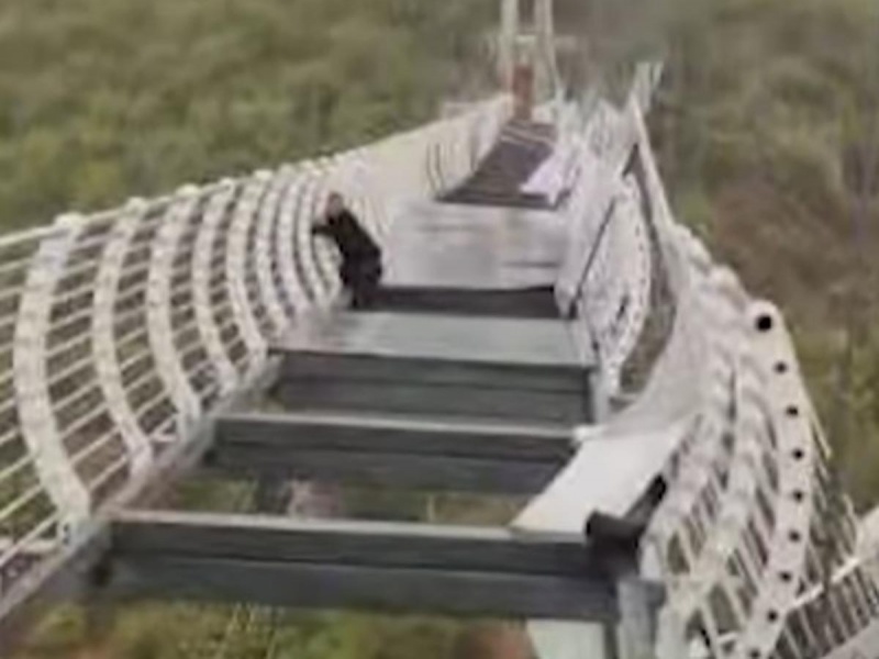 Un turista se salvó de milagro al romperse el puente de cristal a 100 metros de altura