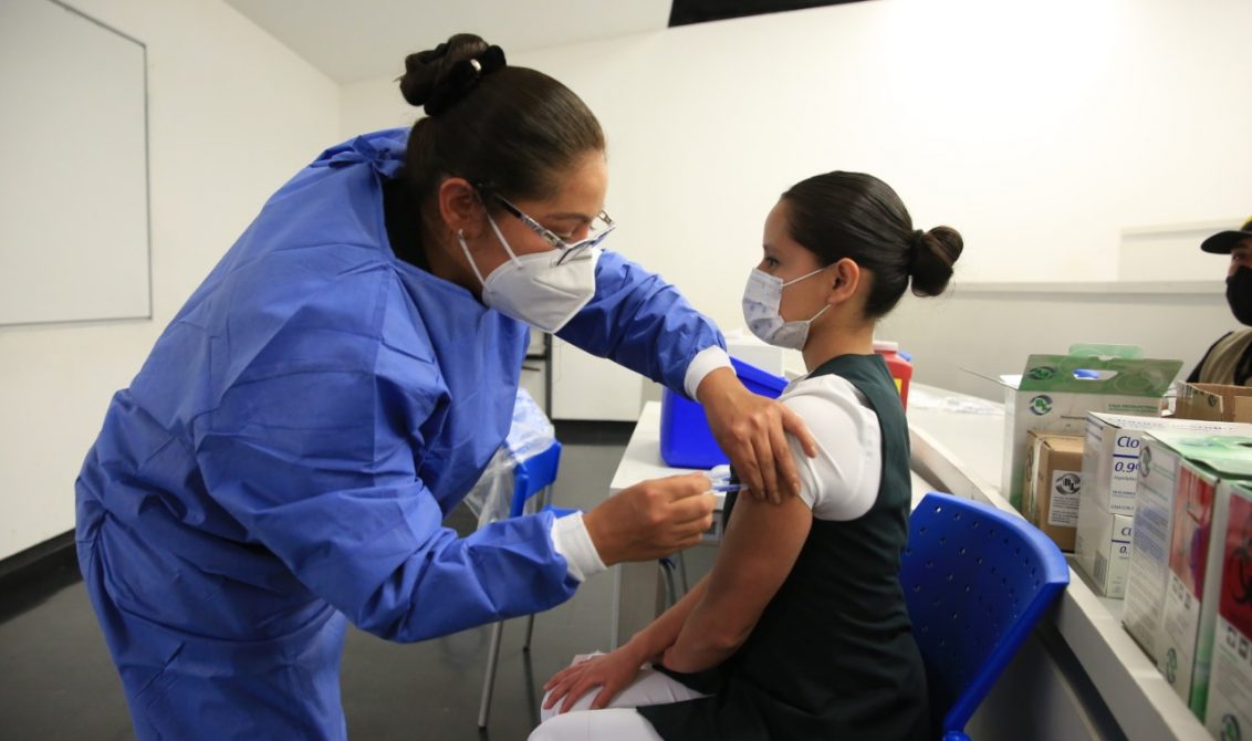Se vacunarán a médicos de consultorios de farmacias privadas: Salud Puebla