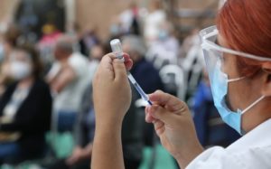 Docentes en Nuevo León son vacunados con AstraZeneca por desabasto de vacuna CanSino