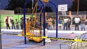 Golpe en la cabeza de un columpio mata a menor de 7 años en Chihuahua