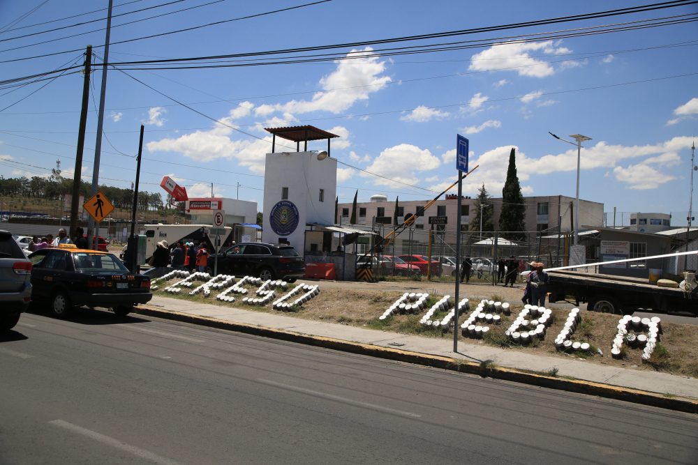 Por alta peligrosidad, trasladan a 12 reos de Puebla a penales federales