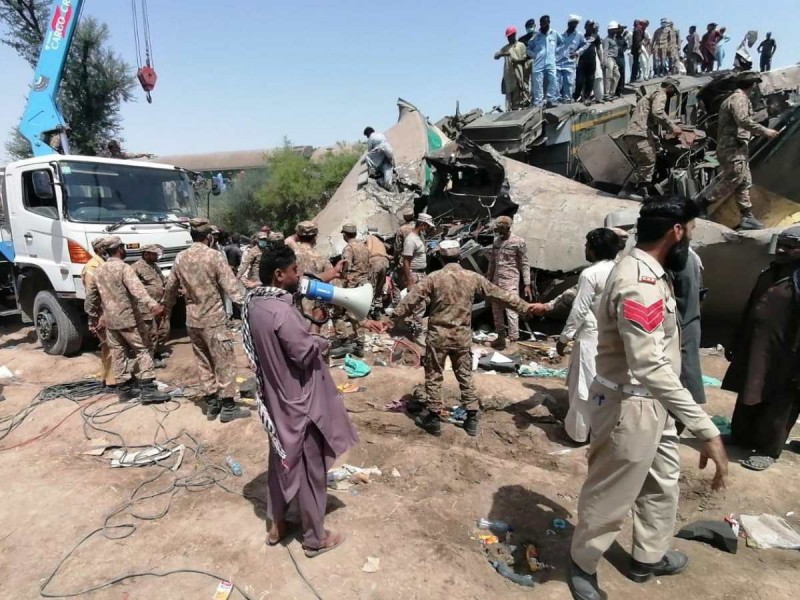 Al menos 40 muertos en choque de trenes en Pakistán