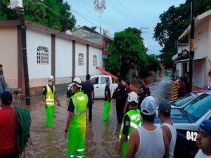 Miles de damnificados en Oaxaca por intensas lluvias y alcantarillas tapadas