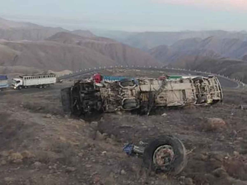 15 personas murieron tras caer un autobús a abismo en Perú