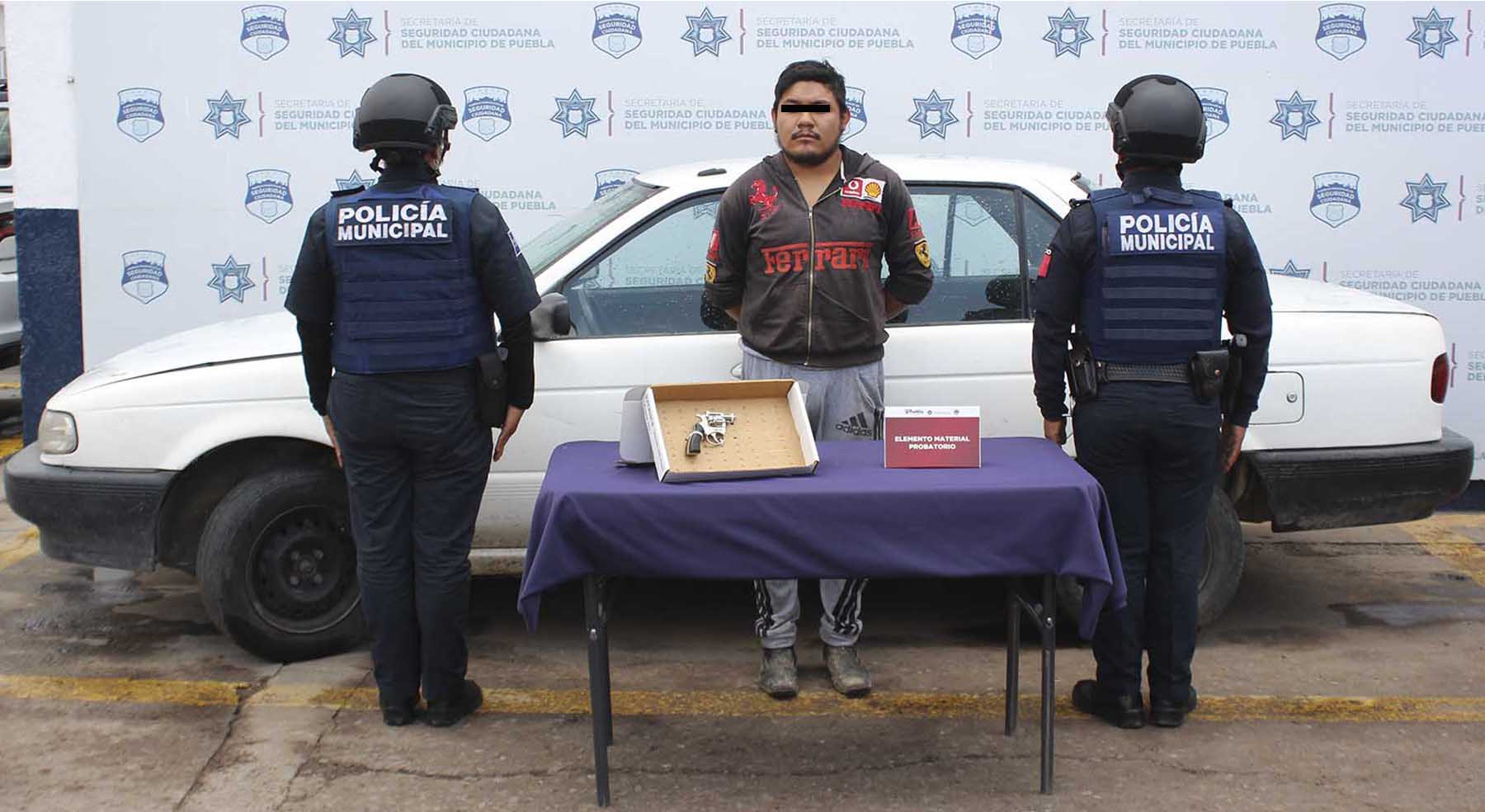 Detuvo policía municipal de Puebla a hombre presuntamente dedicado a la venta ilícita de armas de fuego