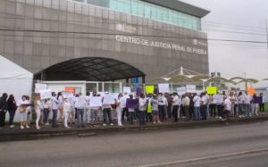 Familiares de custodios protestan afuera de Casa de Justicia; fueron detenidos por fuga de “El Pirulí”