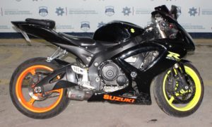 Policía municipal recuperó una motocicleta robada; dos adolescentes fueron detenidos