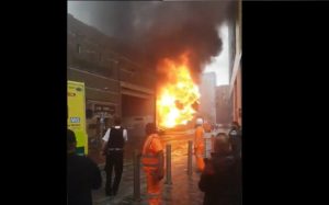 Se registra larga columna de humo en estación de tren en Londres