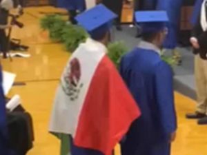 Niegan diploma a alumno en EU por portar bandera de México