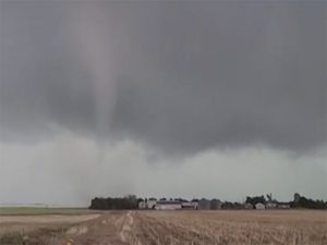 Tornado causa destrozos en ciudad de Kansas; habitantes graban video