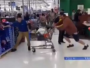 Hombre golpea a empleado de Walmart y termina noqueado