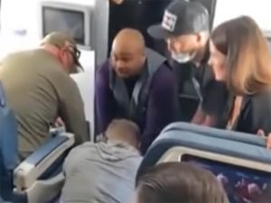 Pasajero intenta forzar cabina de avión en pleno vuelo