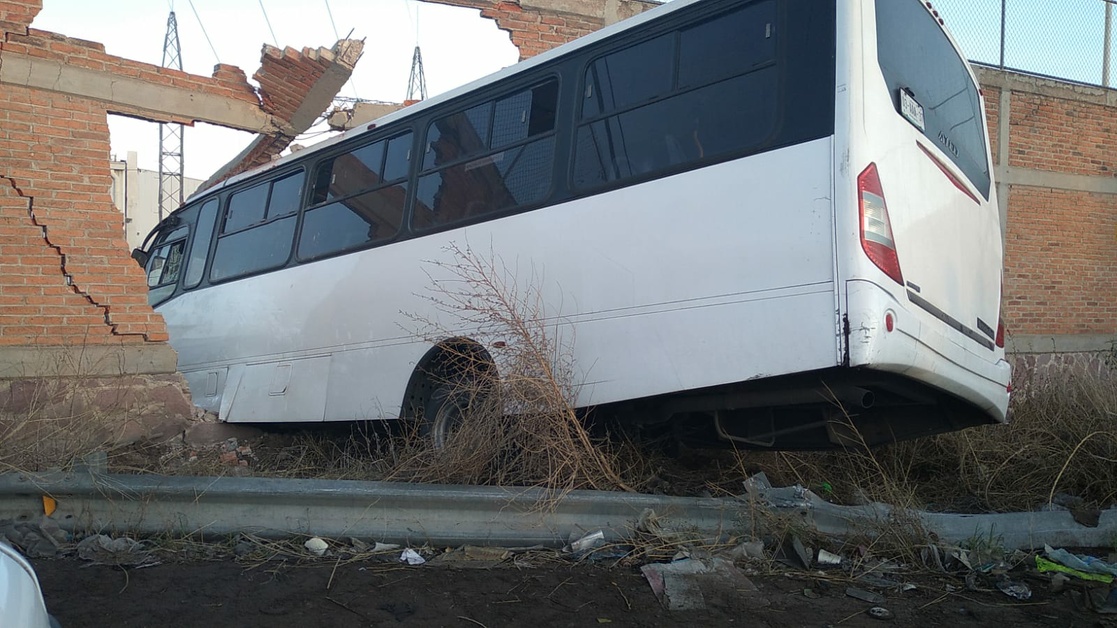 Impacto de camión contra una barda deja 25 personas heridas