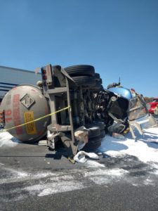 Conductor muere al volcar pipa cargada de ácido nítrico