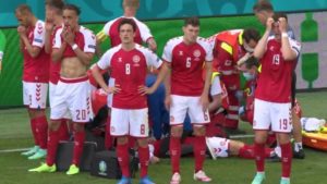 Jugador se desplomó durante el partido de Dinamarca vs Finlandia