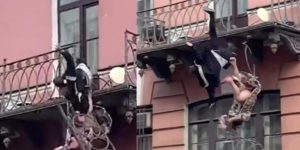Captan a pareja caer de un balcón mientras discuten