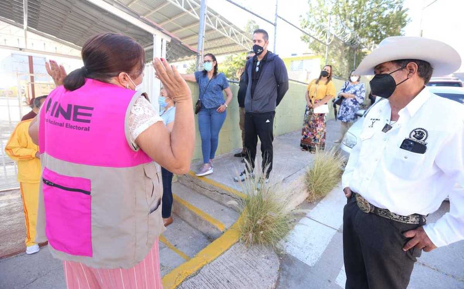 Más de 300 personas hacen fila debido al retraso apertura de casillas para votar en Chihuahua