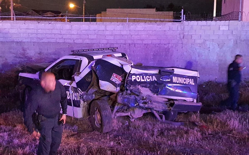 Automovilista ebrio choca contra patrulla y arrolla a dos policías