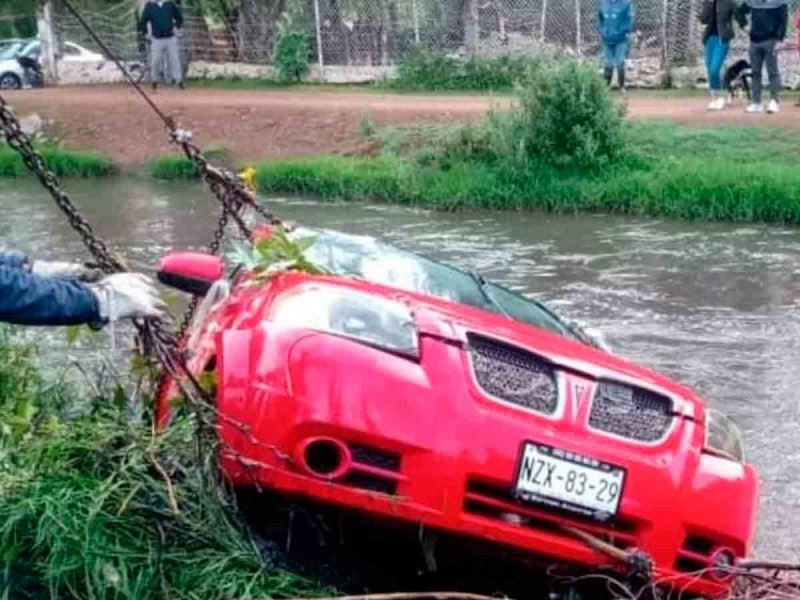 Mueren dos personas tras caer su vehículo a canal de aguas negras en Hidalgo