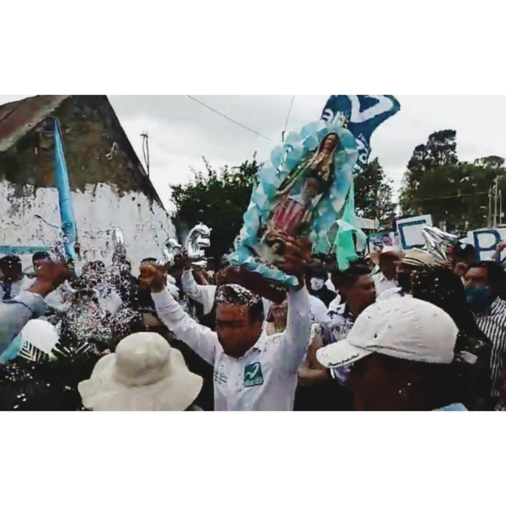 Candidato de Nueva Alianza carga imagen religiosa en cierre de campaña