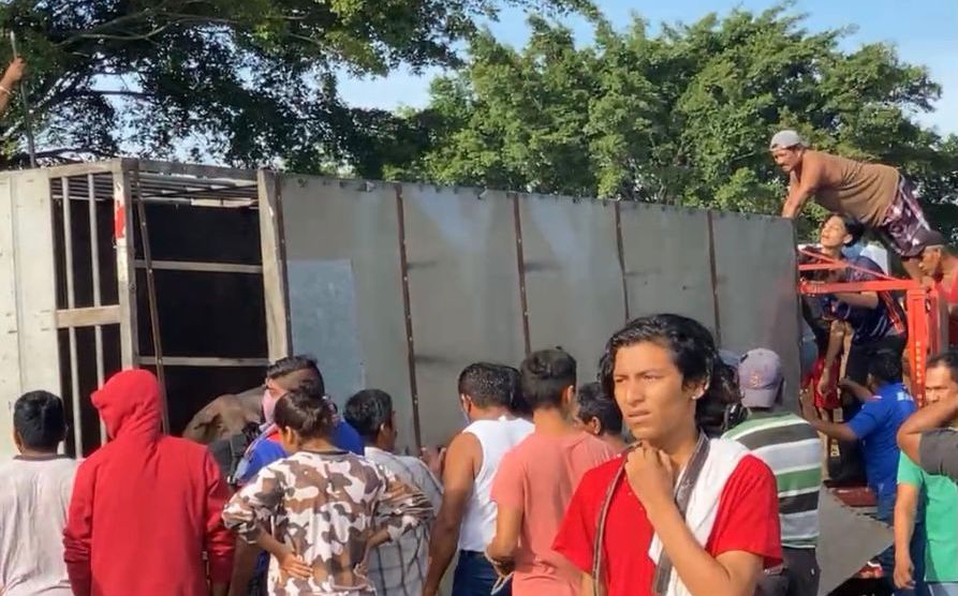 Pobladores saquean camión cargado de cerdos en Veracruz