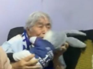 Abuelita de 93 años realiza festejo por campeonato de Cruz Azul