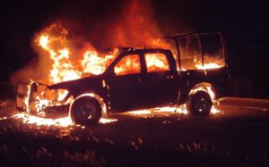 Incendian patrulla estatal en Michoacán