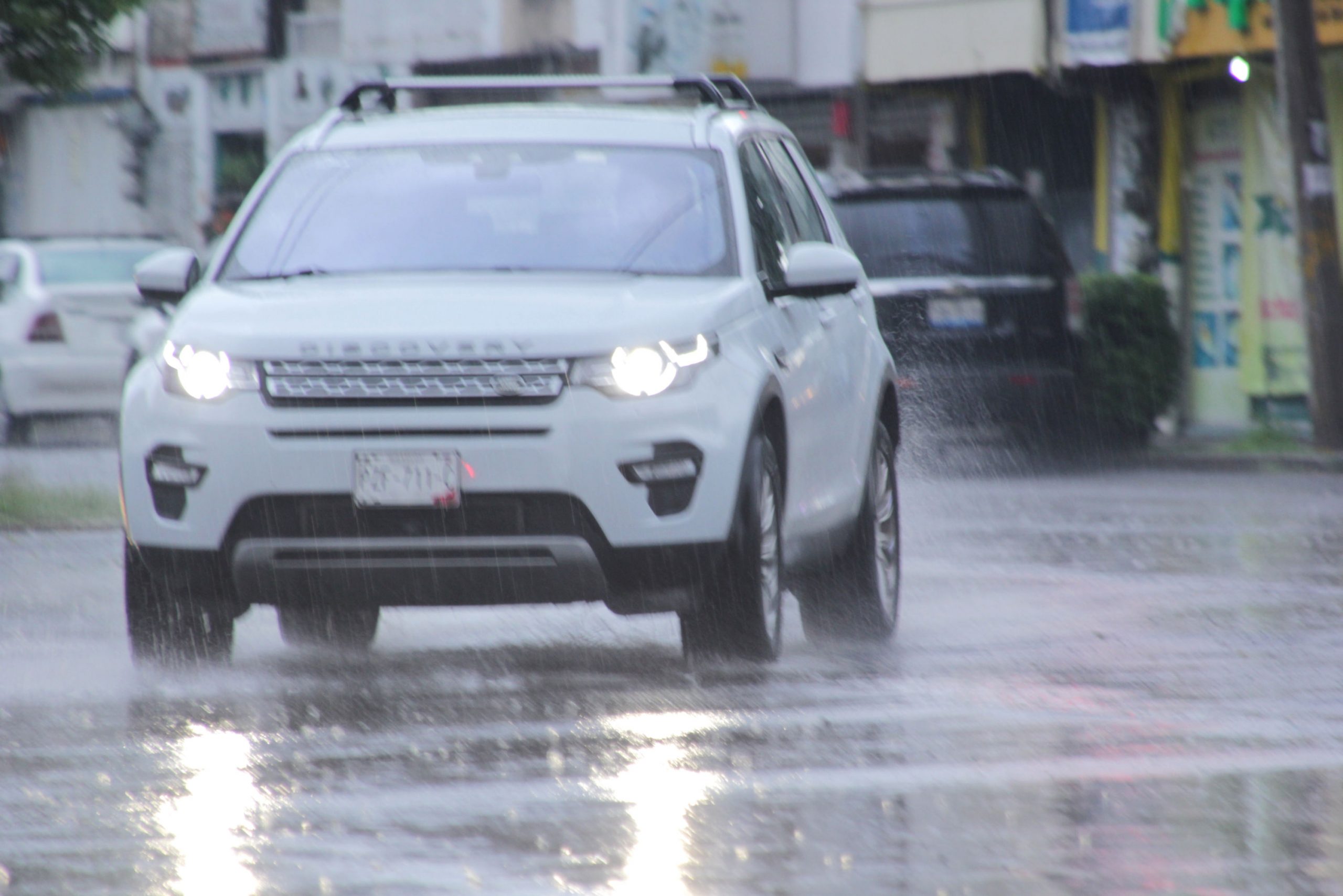 Lluvia con granizo azota la capital poblana