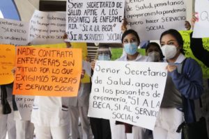 Alumnos de enfermería realizan manifestación en secretaría de Salud