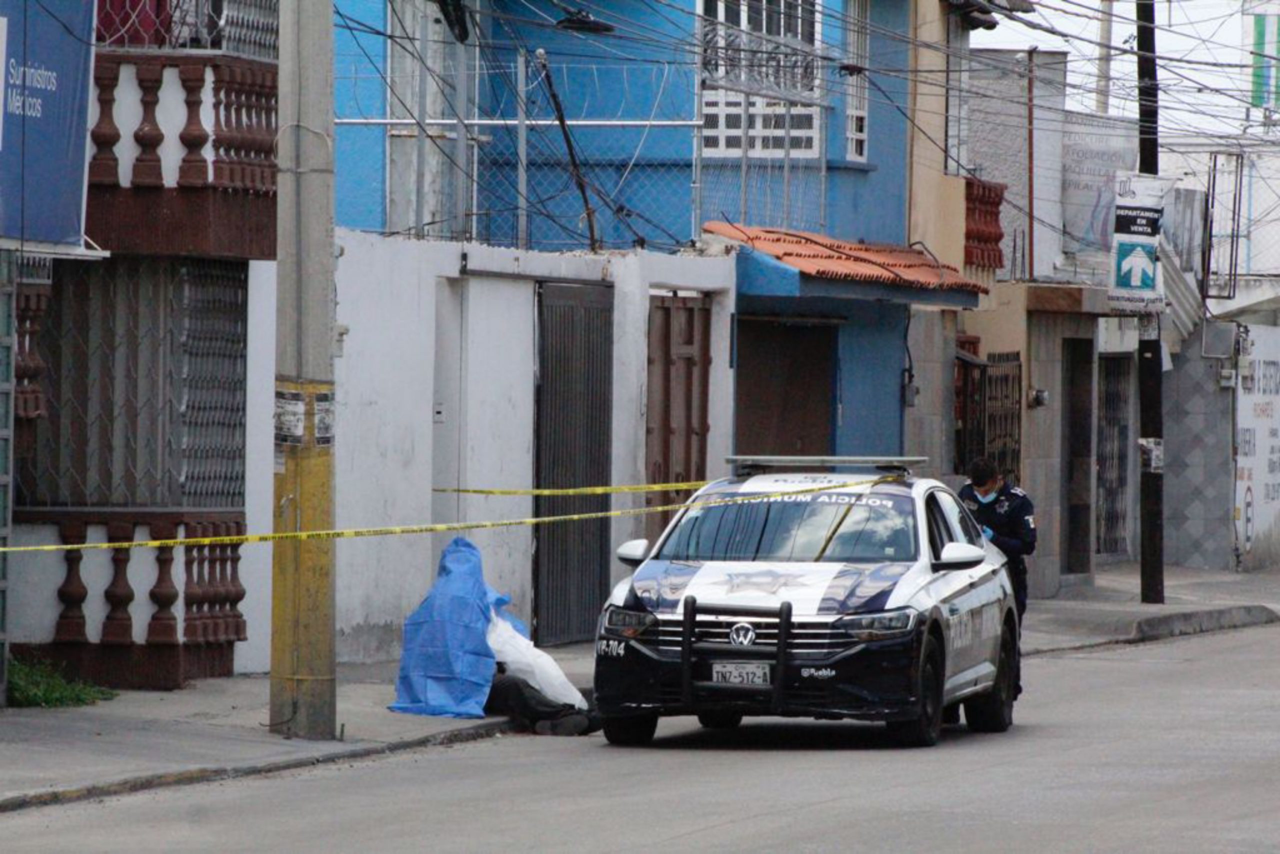 Un hombre se quita la vida con un cable en plena vía pública