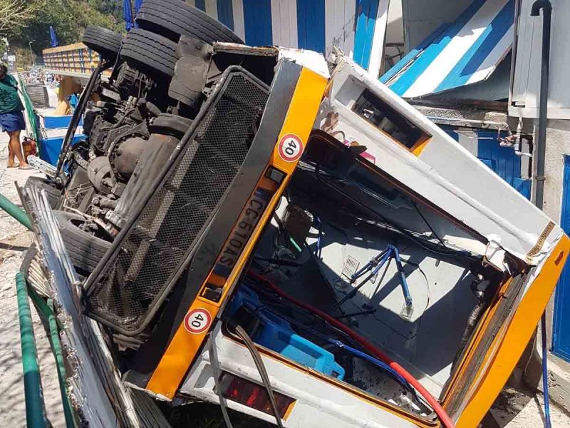 Cae a acantilado camioneta con 20 pasajeros en Capri