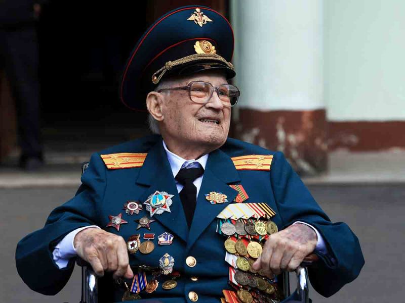 Veterano de la Segunda Guerra Mundial sobrevive al coronavirus a sus 102 años