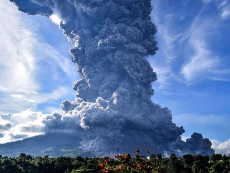 Volcán Sinabung entra en erupción en Indonesia