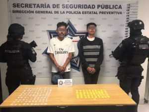 Con 150 dosis de aparente cristal, Policía Estatal detiene a dos personas