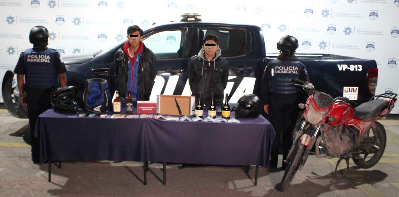 Detuvo policía municipal de Puebla a dos hombres presuntamente dedicados al robo a negocio y a transeúnte con violencia