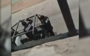 Policías de Cárdenas, Tabasco, golpean a mujer detenida y esposada