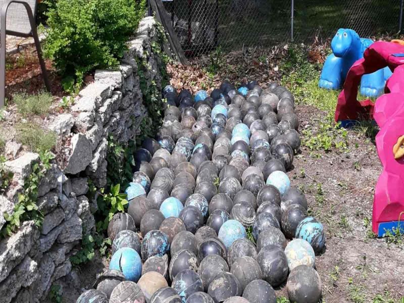 Hombre encuentra 160 bolas de boliche enterradas en su jardín