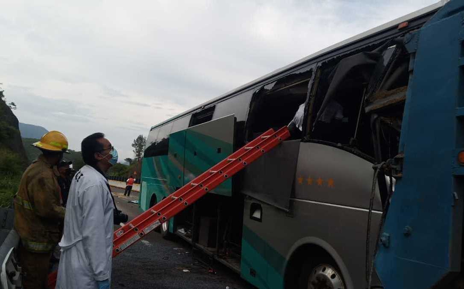 Un muerto y tres lesionados en choque de autobús y góndola en Guerrero