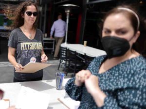 Los Ángeles hace nuevamente obligatorio el uso de cubrebocas en recintos