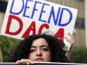 Juez de Texas falla contra programa DACA; prohibe más permisos