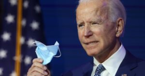 Biden ordena a empleados federales usar cubrebocas si no tienen vacuna covid