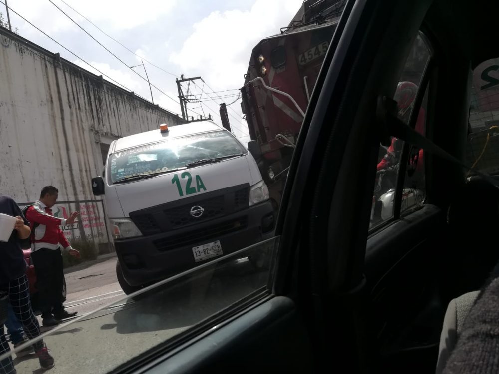 Frente al Hospital de Traumatología, Ruta 12A es embestida por tren