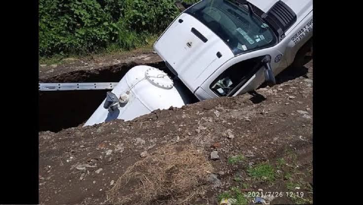 Hundimiento se “traga” pipa de gas LP en calles de Huejotzingo