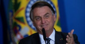 Jair Bolsonaro es hospitalizado por hipo crónico