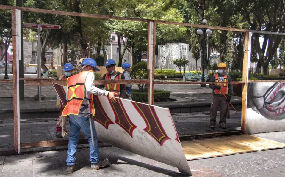 A 4 meses de cierre por obras, retiran muros del zócalo de Puebla