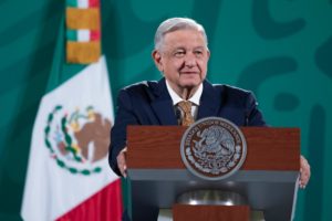 AMLO planteará al Banco de México usar recursos del FMI para pago de deuda externa