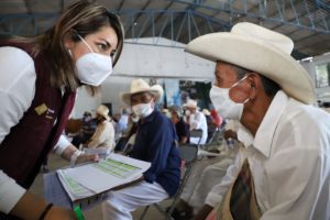 Entregan SEDIF y Beneficencia Pública auxiliares auditivos y lentes en comunidades indígenas