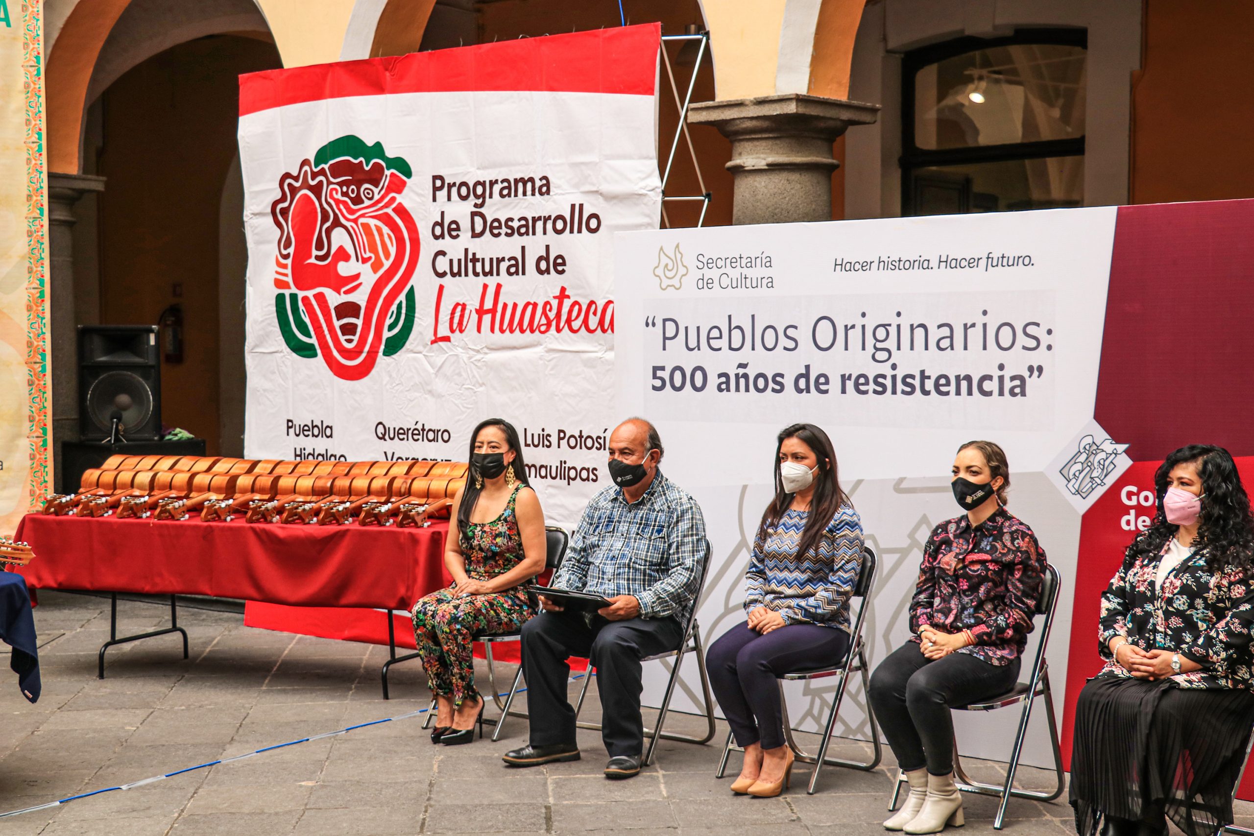 Entrega Cultura instrumentos musicales huapangueros a 12 municipios